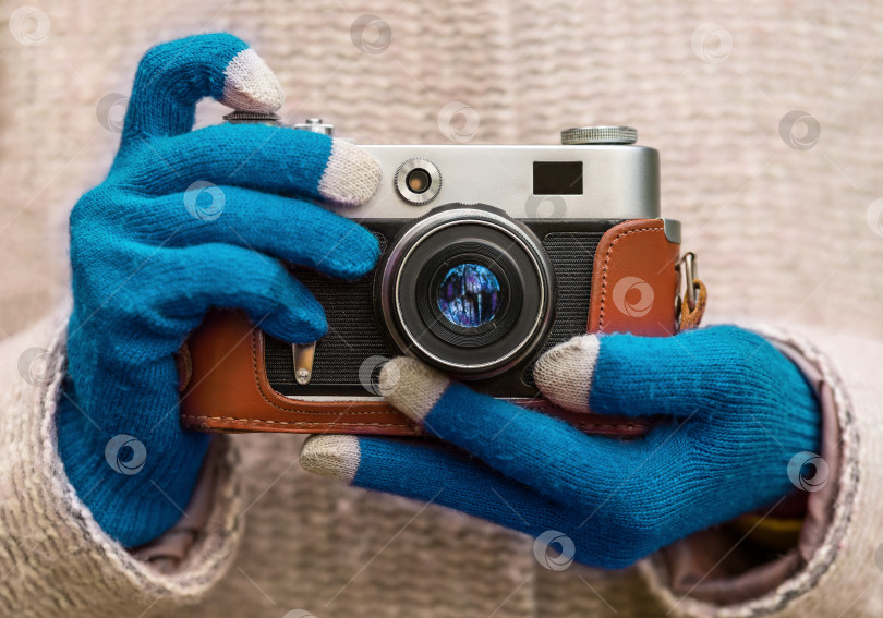 Скачать Ретро-фотоаппарат в женских руках в теплых перчатках фотосток Ozero