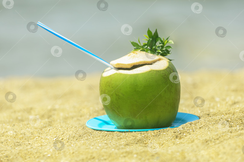 Скачать Свежий кокосовый сок на тропическом пляже. фотосток Ozero