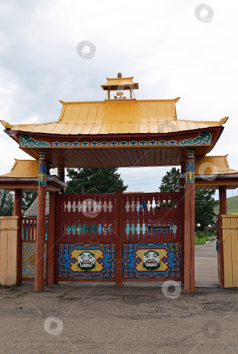 Скачать Агинское, Забайкальский край - август 8, 2022: входные ворота в старую часть буддийского монастыря. Агинский дацан фотосток Ozero