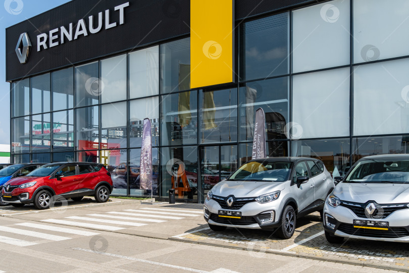 Скачать Новые автомобили Renault припаркованы у дилерского центра Renault. На фасаде здания надпись Renault с логотипом. Автосалон Renault в Мега Адыгея. фотосток Ozero