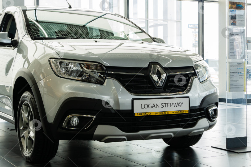 Скачать Автомобиль Renault Logan Stepway в демонстрационном зале автосалона. Крупный план. Автосалон Renault в Мега Адыгея. фотосток Ozero