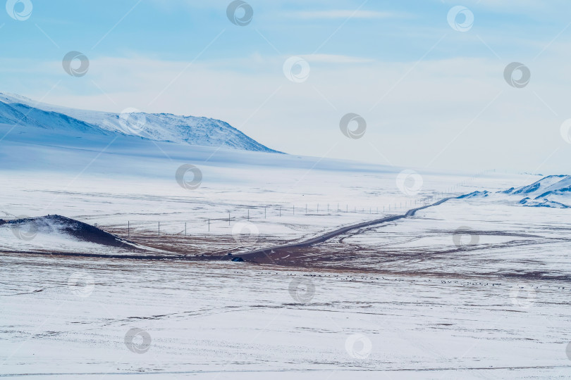 Скачать Впечатляющий зимний пейзаж с дорогой через горы. фотосток Ozero