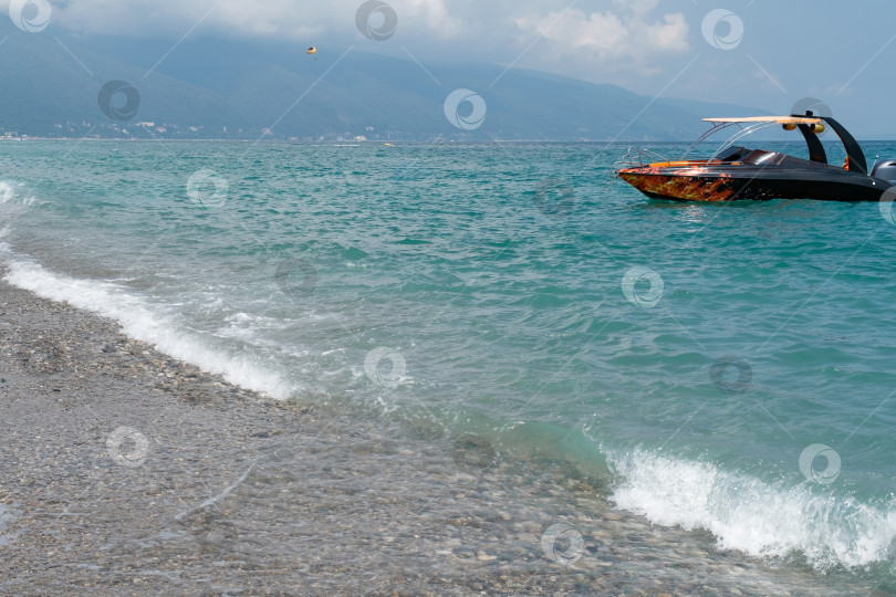 Скачать Вид туристического катера на побережье Черного моря в Абхазии фотосток Ozero