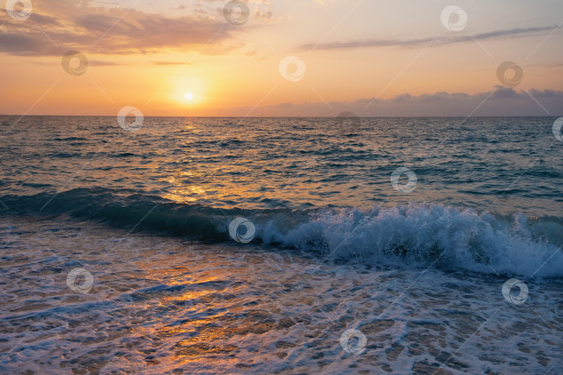 Скачать Живописное море на закате. Солнечный закат на Черном море, Абхазия. Красочный закат с волнами фотосток Ozero