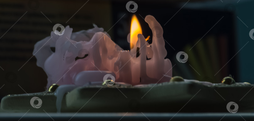 Скачать Крупный план горящей восковой свечи в темной комнате. Выборочный фокус. фотосток Ozero