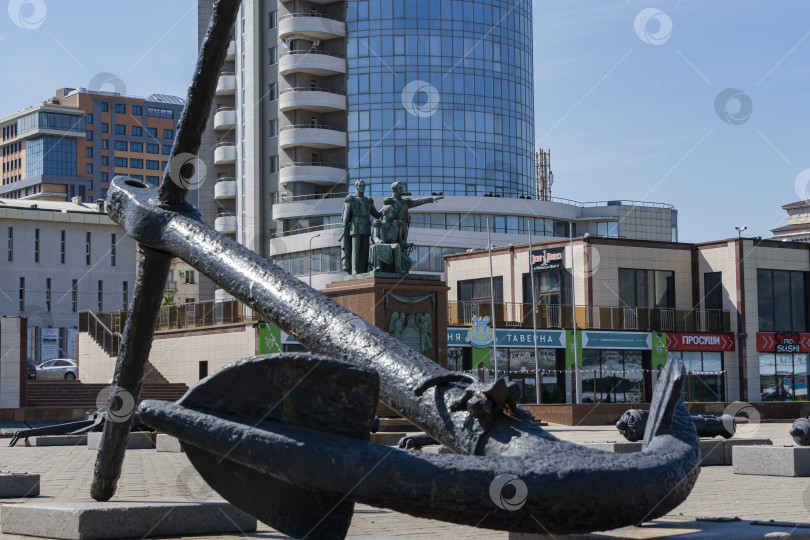 Скачать Памятник основателям города на набережной.Композиция представляет собой гранитный постамент с тремя фигурами. Размытый фон. Выборочный фокус. фотосток Ozero