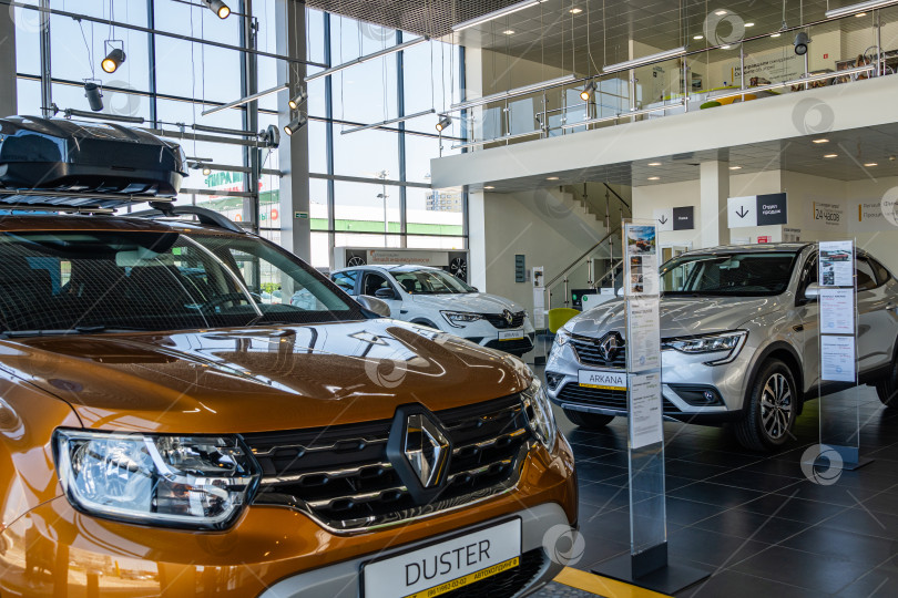 Скачать Внедорожник Renault Duster золотистого цвета с багажником на крыше в автосалоне Renault. Крупный план багажника на крыше автомобиля. Автосалон Renault в Мега Адыгея. фотосток Ozero