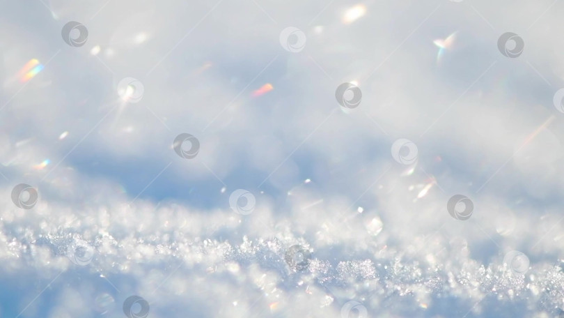 Скачать Естественный снежный фон, снег блестит и переливается, как радуга на солнце, естественная текстура снега, замедленная съемка фотосток Ozero