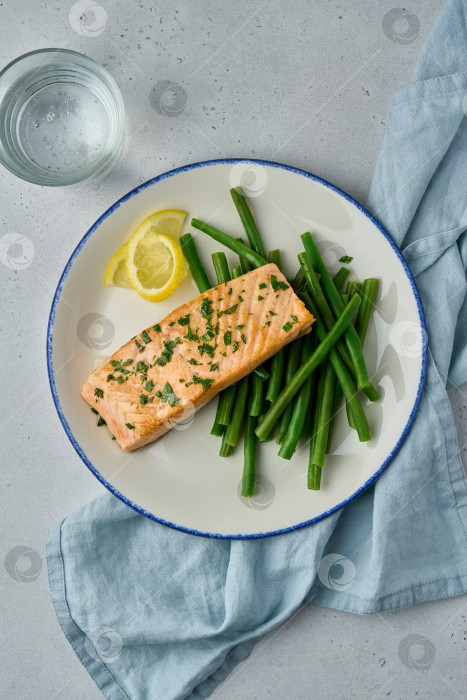 Скачать Вкусный запеченный лосось заправляется оливковым маслом, петрушкой, лимоном и спаржей фотосток Ozero