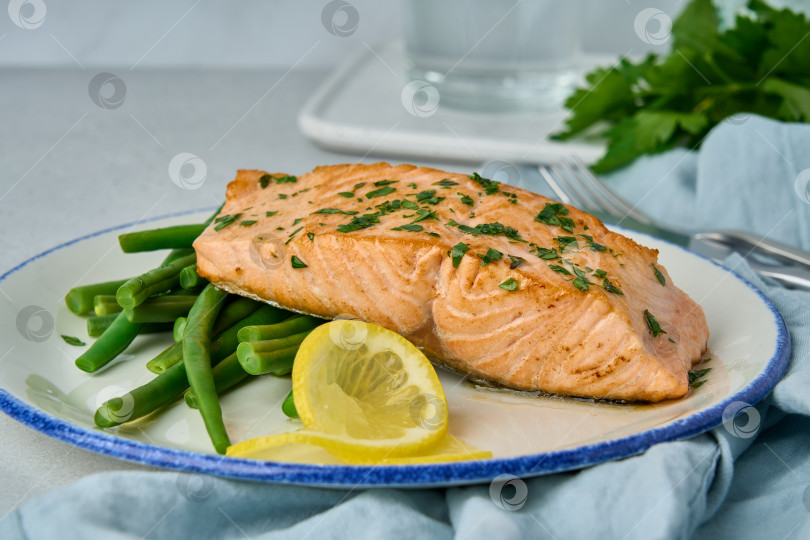Скачать Вкусный запеченный лосось со спаржей, лимоном и петрушкой. Полезная еда omega3 фотосток Ozero
