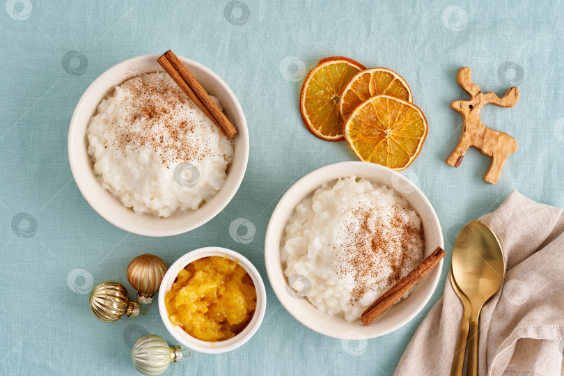 Скачать Зимнее вкусное блюдо с рождественским декором на цветном льняном текстиле. Рисовый пудинг. фотосток Ozero