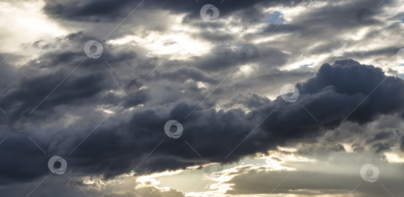 Скачать Впечатляющее небо с темными грозовыми облаками. Фон неба. фотосток Ozero