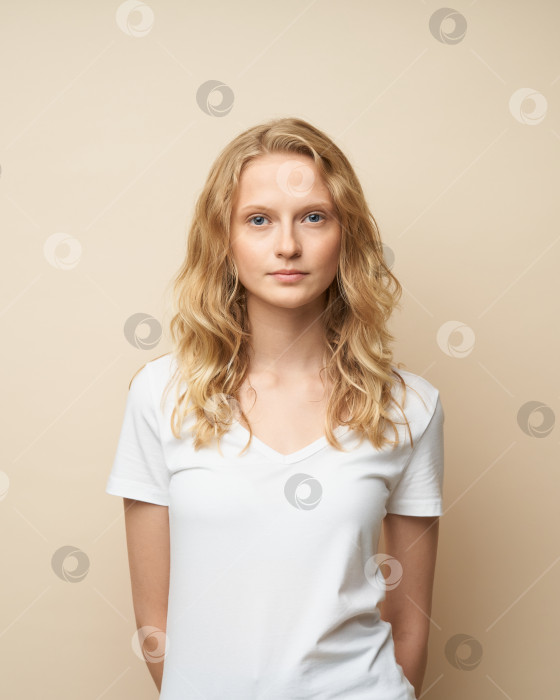 Скачать Разместите. Симпатичная женщина с вьющимися волосами в белой футболке. Вертикальный фотосток Ozero
