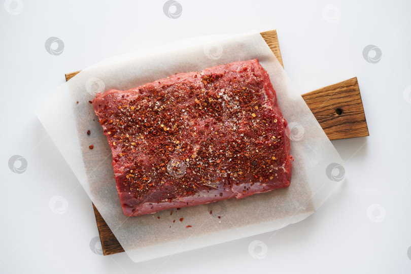 Скачать большой кусок мяса, сырое говяжье филе на белом фоне. Полоска, вид сверху. фотосток Ozero