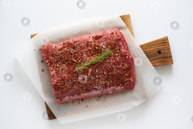 Скачать большой кусок мяса, сырое говяжье филе на белом фоне. Полоска, вид сверху. фотосток Ozero