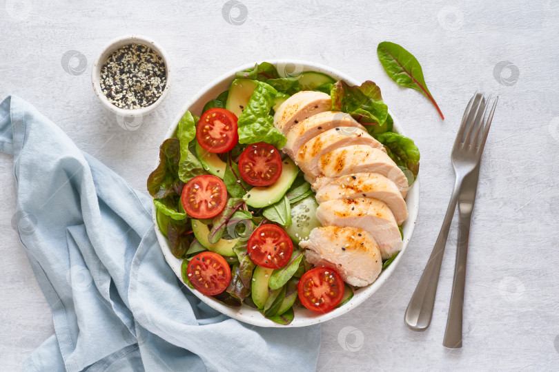 Скачать Кето-салат с куриным мясом су-вид, помидорами, огурцами, авокадо фотосток Ozero