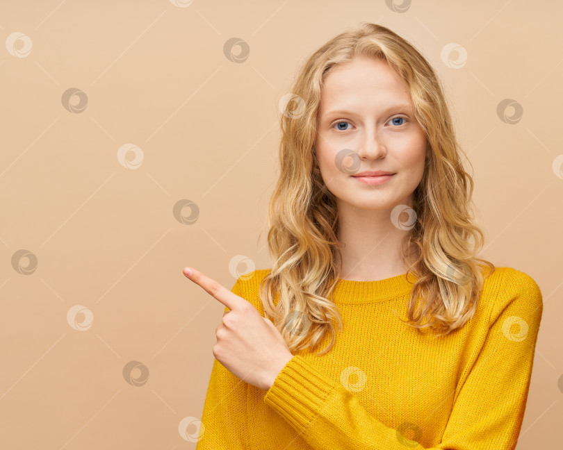 Скачать Портрет женщины по пояс, указывающей направление пальцем, указывает рукой фотосток Ozero