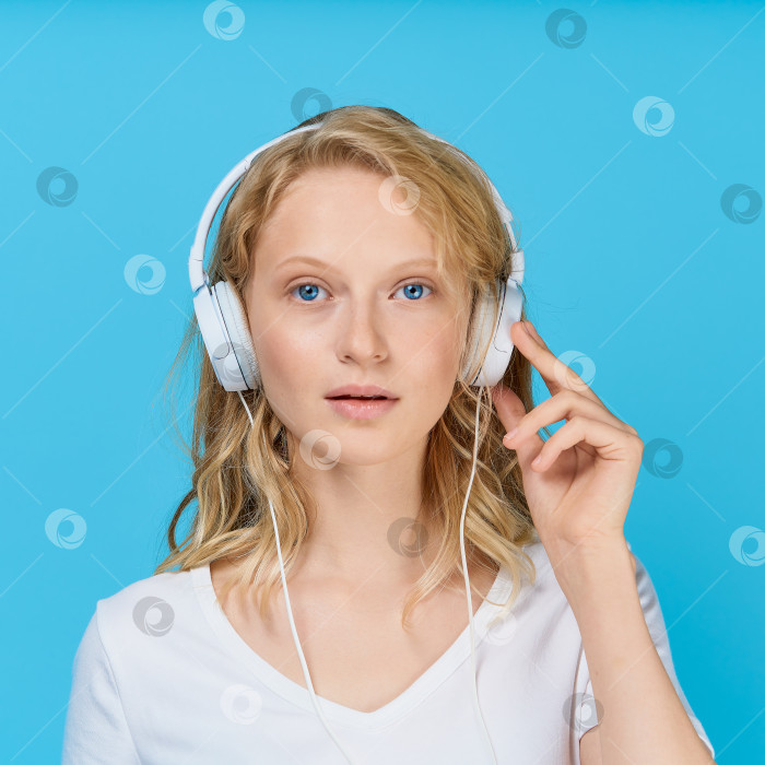 Скачать Место. портрет молодой женщины, слушающей музыку в наушниках, выполненный в ярко-голубых тонах фотосток Ozero