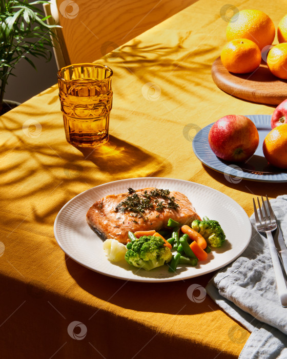 Скачать Яркое блюдо с овощами из лосося. Летний или весенний солнечный день или вечер. Яркая концепция фотосток Ozero
