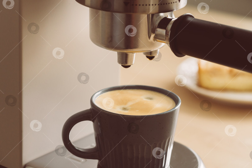 Скачать Утренний ритуал за завтраком с наливанием кофе из кофемашины, приготовлением эспрессо фотосток Ozero