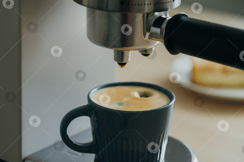 Скачать Утренний ритуал за завтраком с наливанием кофе из кофемашины, каплями капающего эспрессо фотосток Ozero