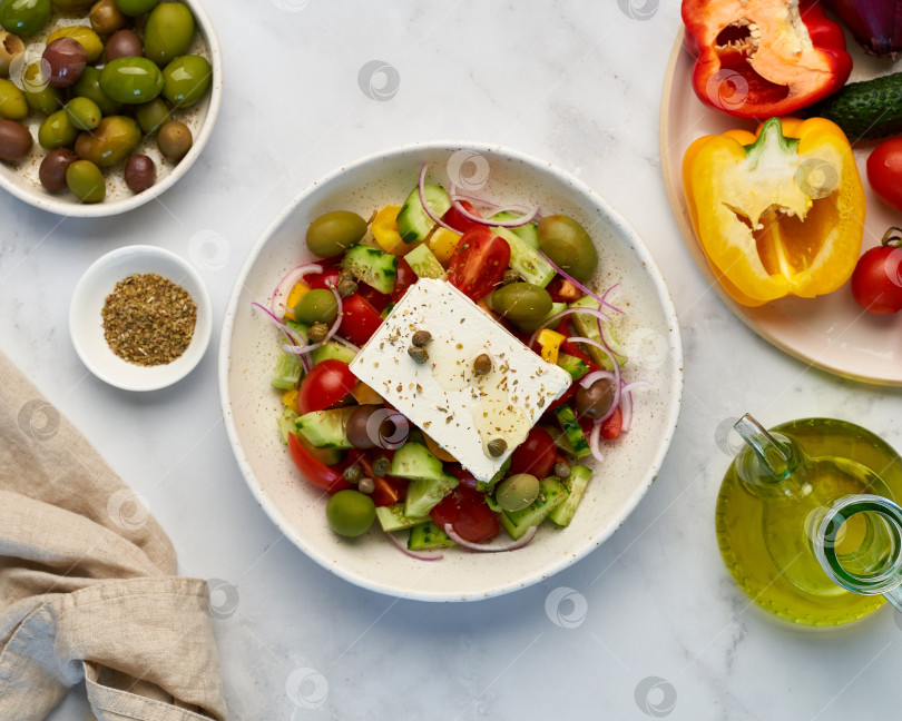 Скачать Греческий деревенский салат хориатики с фетой, вид сверху фотосток Ozero