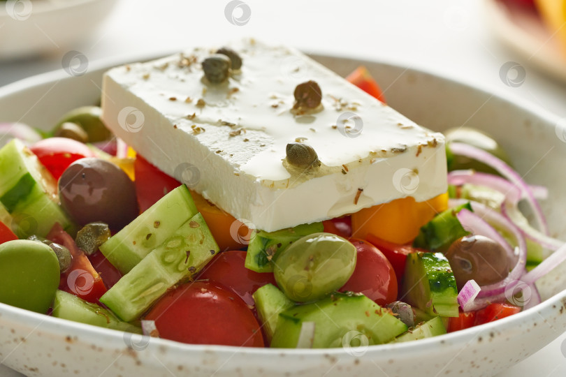 Скачать Греческий деревенский салат хориатики с сыром фета, вид сбоку, крупным планом фотосток Ozero