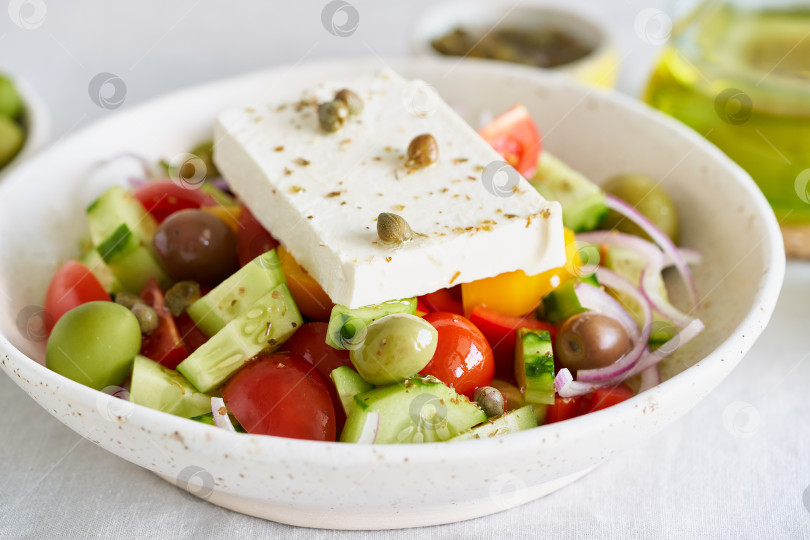 Скачать Греческий деревенский салат хориатики с сыром фета, вид сбоку, крупным планом фотосток Ozero
