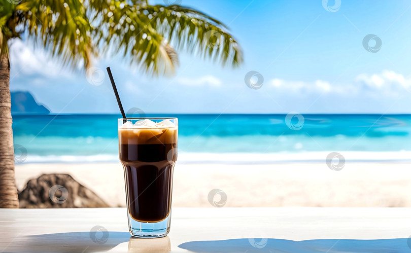 Скачать Идеальный бокал с черным кофе со льдом на фоне красивого летнего пляжа фотосток Ozero