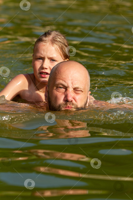 Скачать Папа и дочь купаются в озере, концепция Дня отца фотосток Ozero