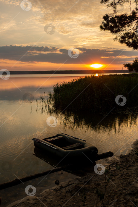 Скачать Надувная лодка на озере на закате фотосток Ozero