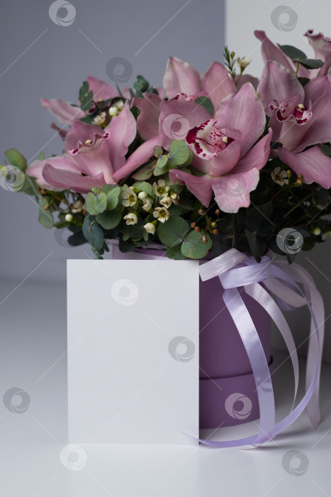 Скачать Свежий букет розовых цветов с поздравительной открыткой. Орхидеи и эвкалипт в круглой коробке. Шаблон открытки для текста, фотографии, иллюстрации, логотипа. Цветочный магазин. Доставка цветов фотосток Ozero