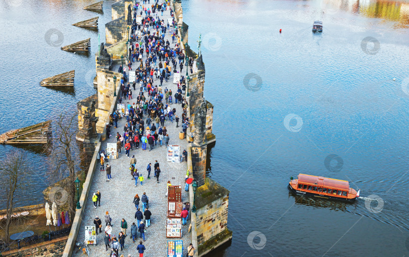 Скачать Туристы прогуливаются по Карлову мосту фотосток Ozero