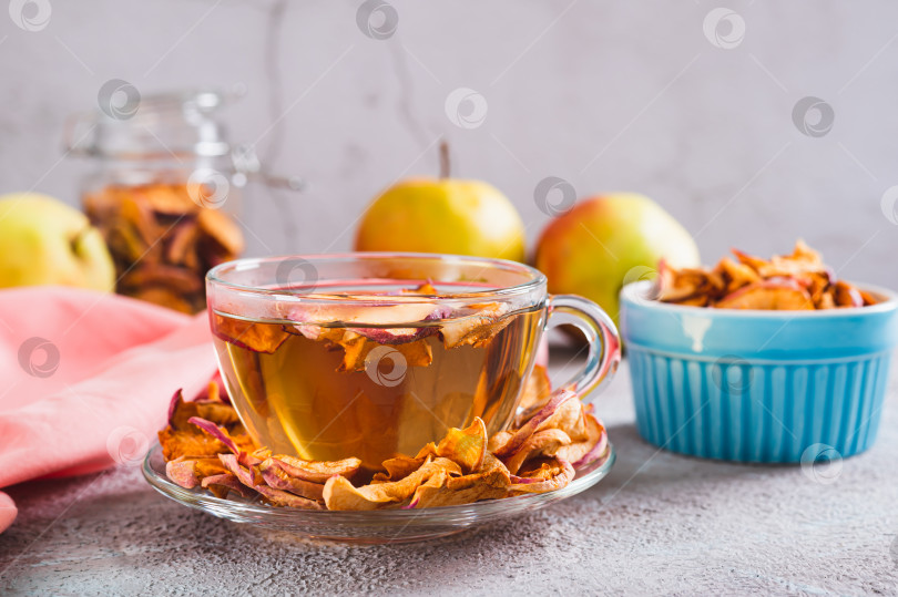 Скачать Вкусный компот из ароматных сушеных яблок в чашке на столе фотосток Ozero