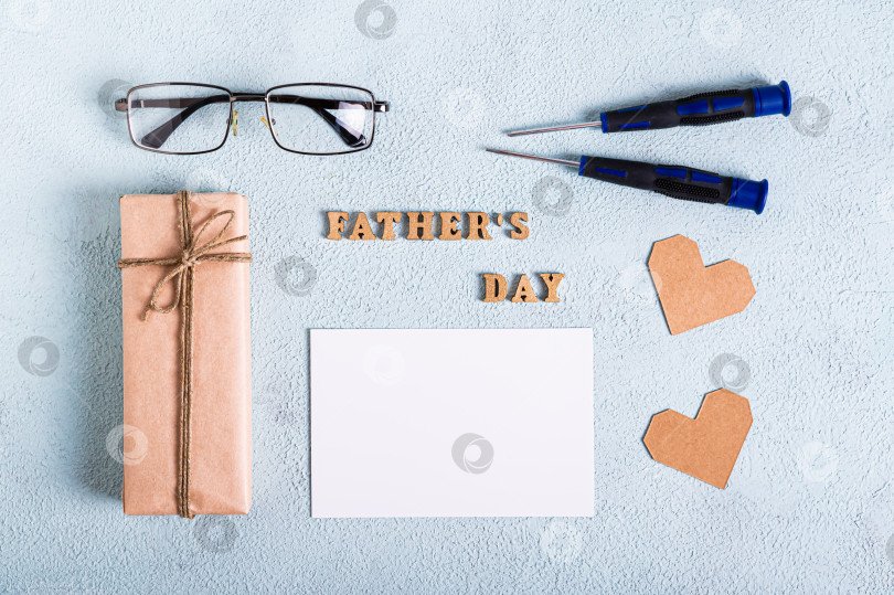 Скачать Подарок на день отца, сердечки, очки, отвертки, лист бумаги и надпись на синей текстуре фотосток Ozero