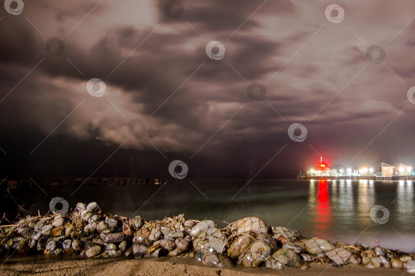 Скачать Ночной шторм на берегах озера Иссык-Куль, выборочный очаг, фотосток Ozero