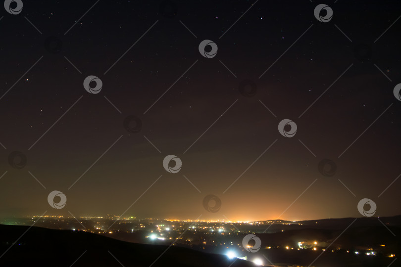 Скачать Ночная панорама города Джалал-Абад, Кыргызстан. фотосток Ozero
