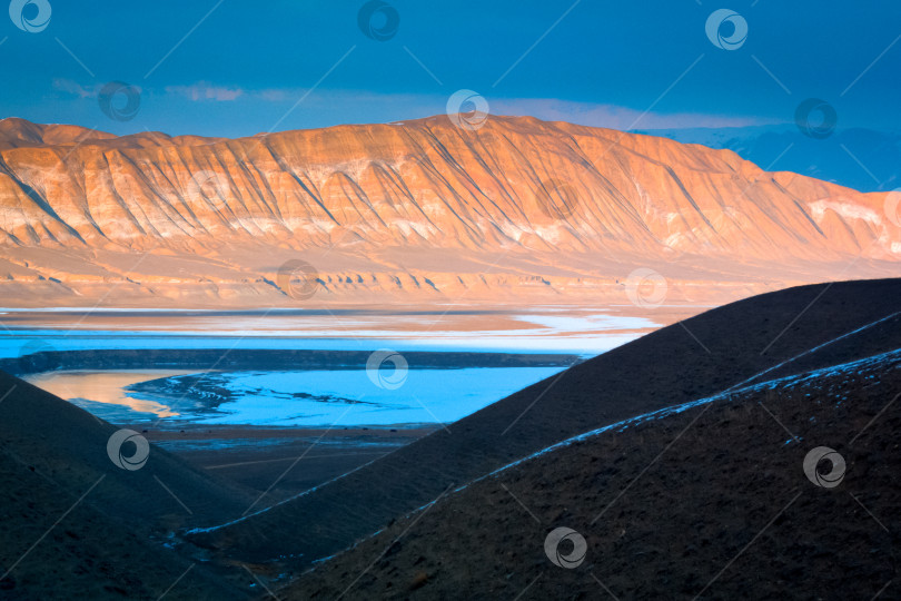 Скачать Токтогульское водохранилище на фоне холмистых гор. фотосток Ozero