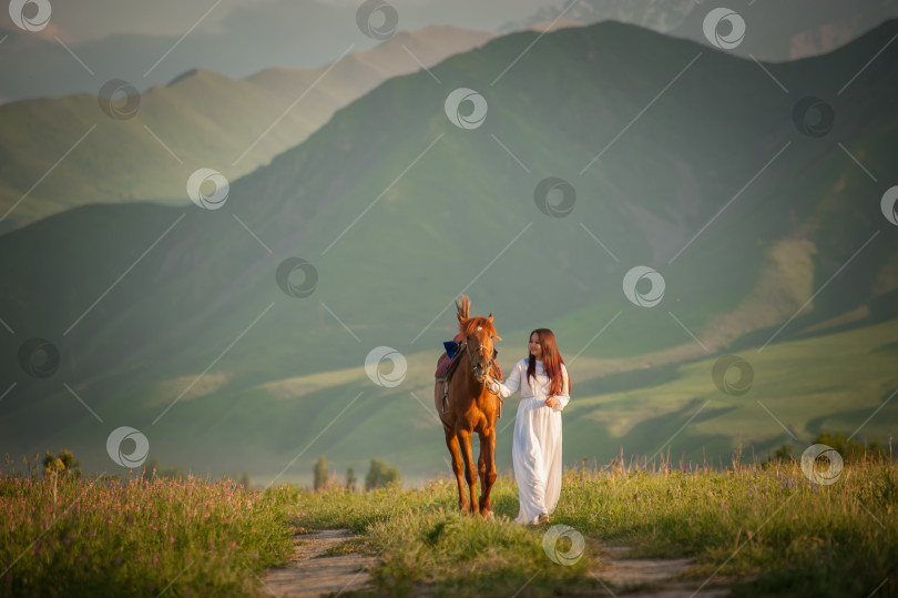 Скачать девушка гуляет на природе с лошадью фотосток Ozero