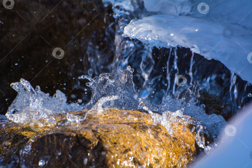 Скачать Плеск воды среди льда на реке фотосток Ozero
