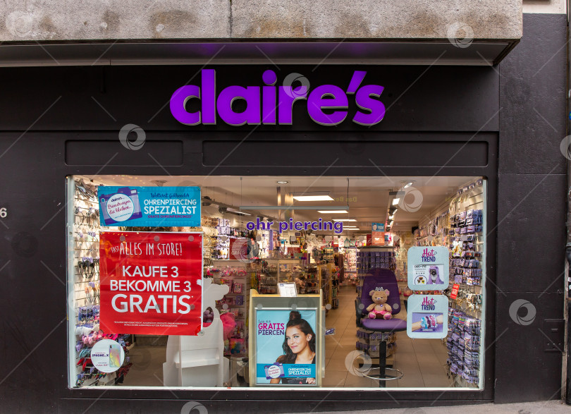 Скачать Магазин Claires в Базеле фотосток Ozero