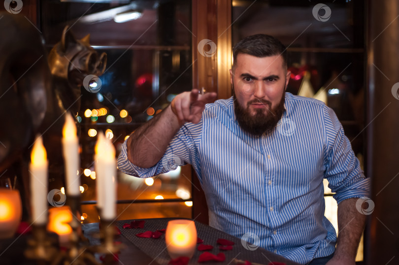 Скачать 30-летний мужчина на свидании в романтической обстановке фотосток Ozero