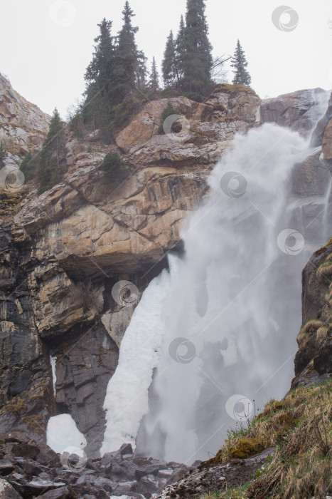 Скачать горный водопад в Кыргызстане, Иссык-Куль, Центральная Азия фотосток Ozero