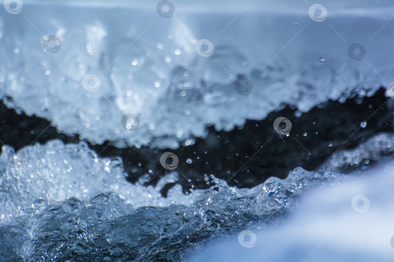 Скачать Плеск воды среди льда на реке фотосток Ozero