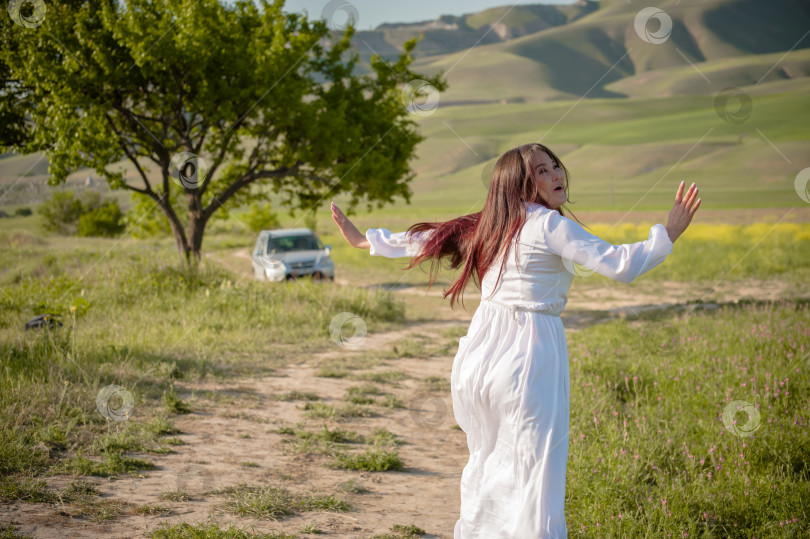 Скачать Девушка бежит по полю в белом платье фотосток Ozero