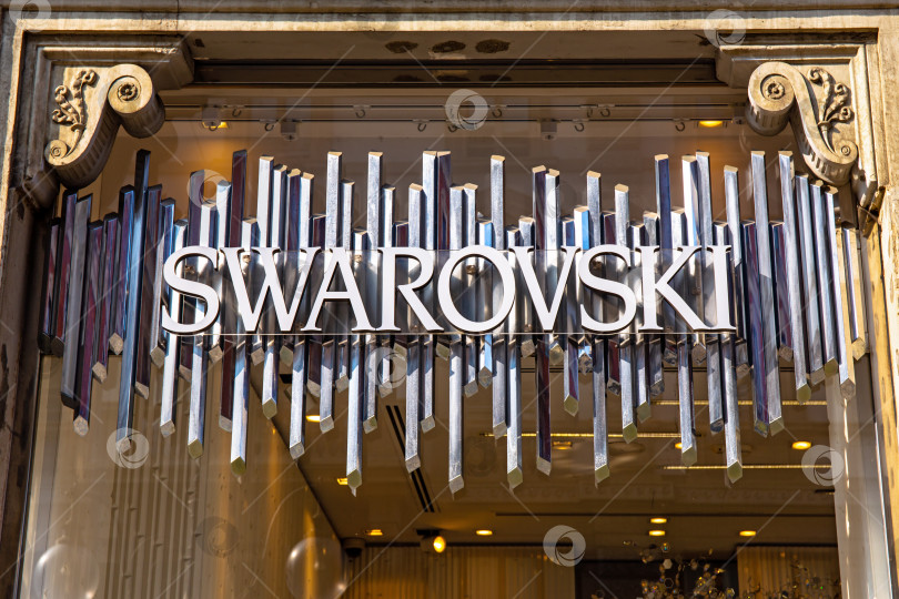 Скачать Вывеска магазина Swarovski фотосток Ozero