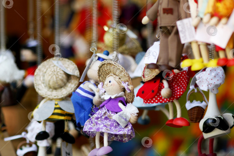 Скачать Игрушки на прилавке рынка в Старом городе Праги фотосток Ozero