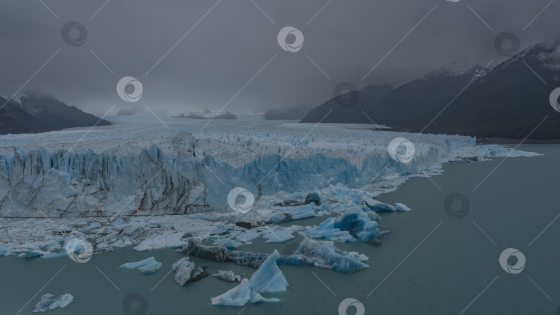 Скачать Прекрасный ледник Перито-Морено простирается до самого горизонта. фотосток Ozero