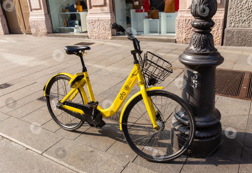 Скачать Желтый велосипед в Милане фотосток Ozero
