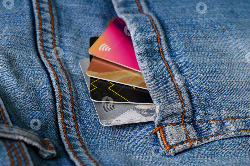 Скачать Банковские карточки в кармане джинс фотосток Ozero